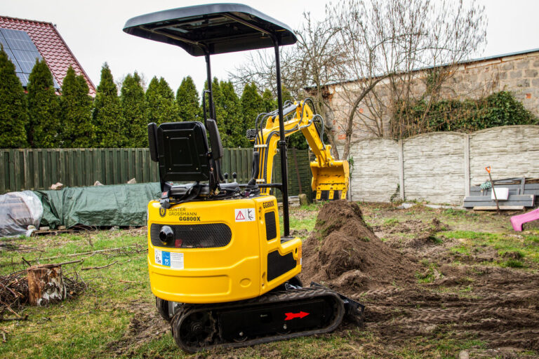 Wiosenne prace w ogrodzie – czy warto wynająć koparkę?​